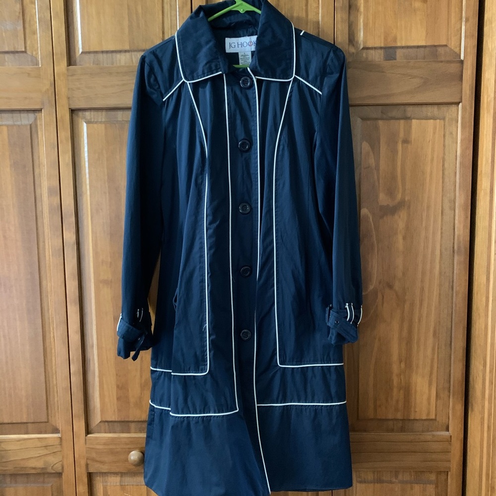 Raincoat with buckle sleeves. No hood